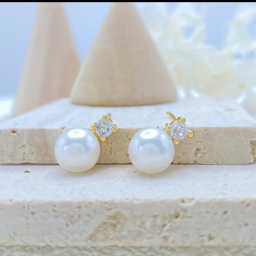 925 Sterling Silver Freshwater Pearls Golden Plated Earrings / White.